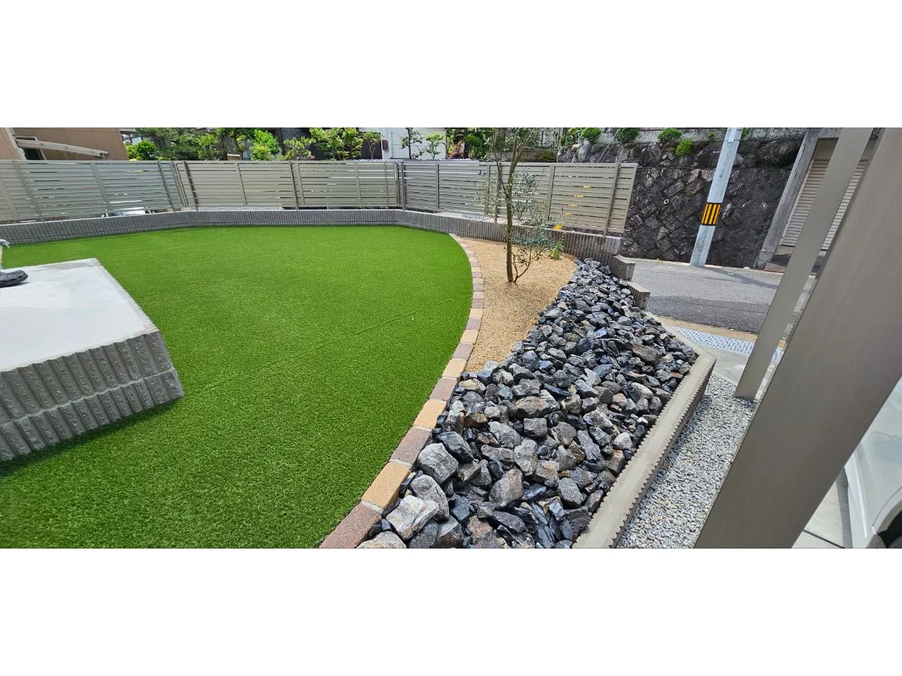 曲線が映えるナチュラルガーデン