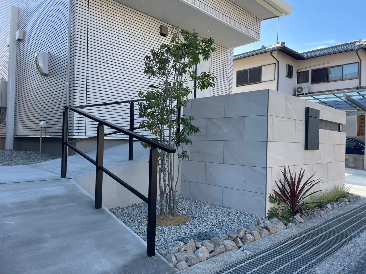 シンプルモダンに魅せる上質エントランス