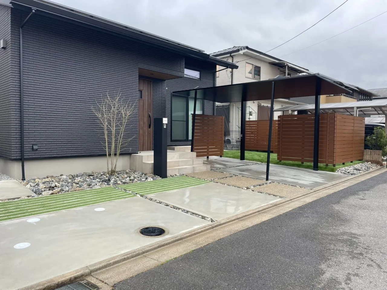 ブラック×木調で魅せるスタイリッシュ外構
