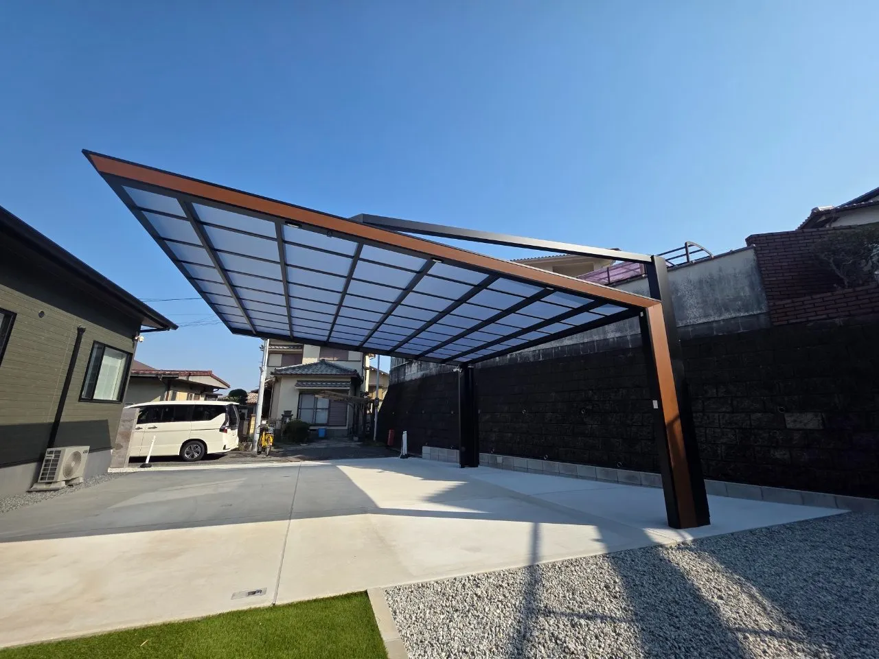 空に広がる、シャープなカーポートデザイン