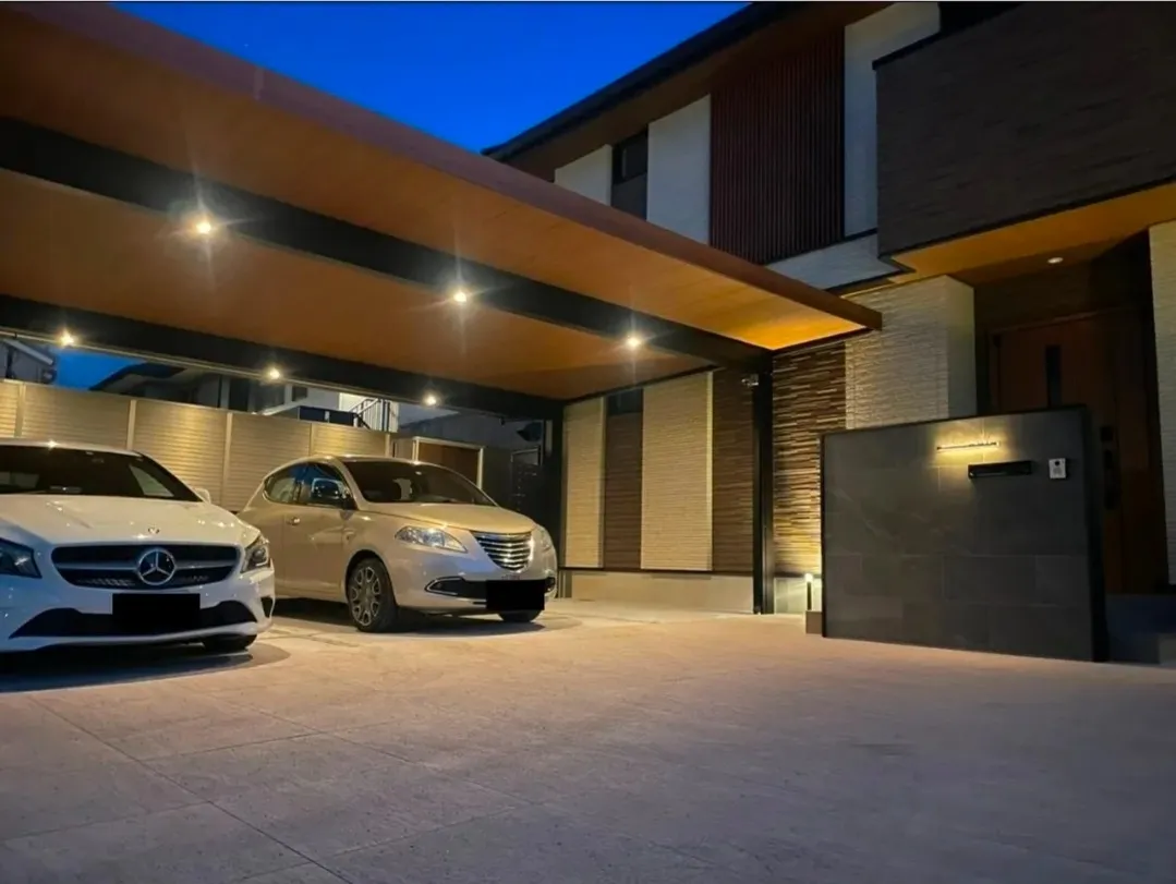 上質な光に包まれる、ホテルライクなカーポート空間