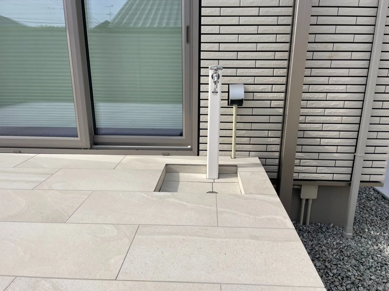 タイルテラスに映える立水栓|シンプルモダンな水まわりデザイン