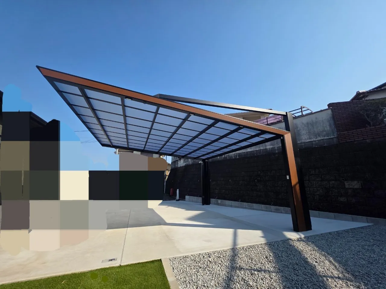 空に広がる、シャープなカーポートデザイン