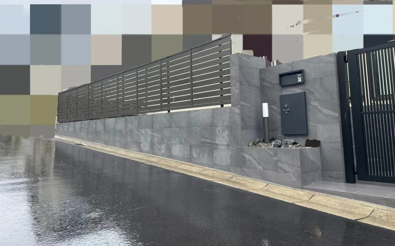 統一感で魅せるシンプルモダンクローズ外構