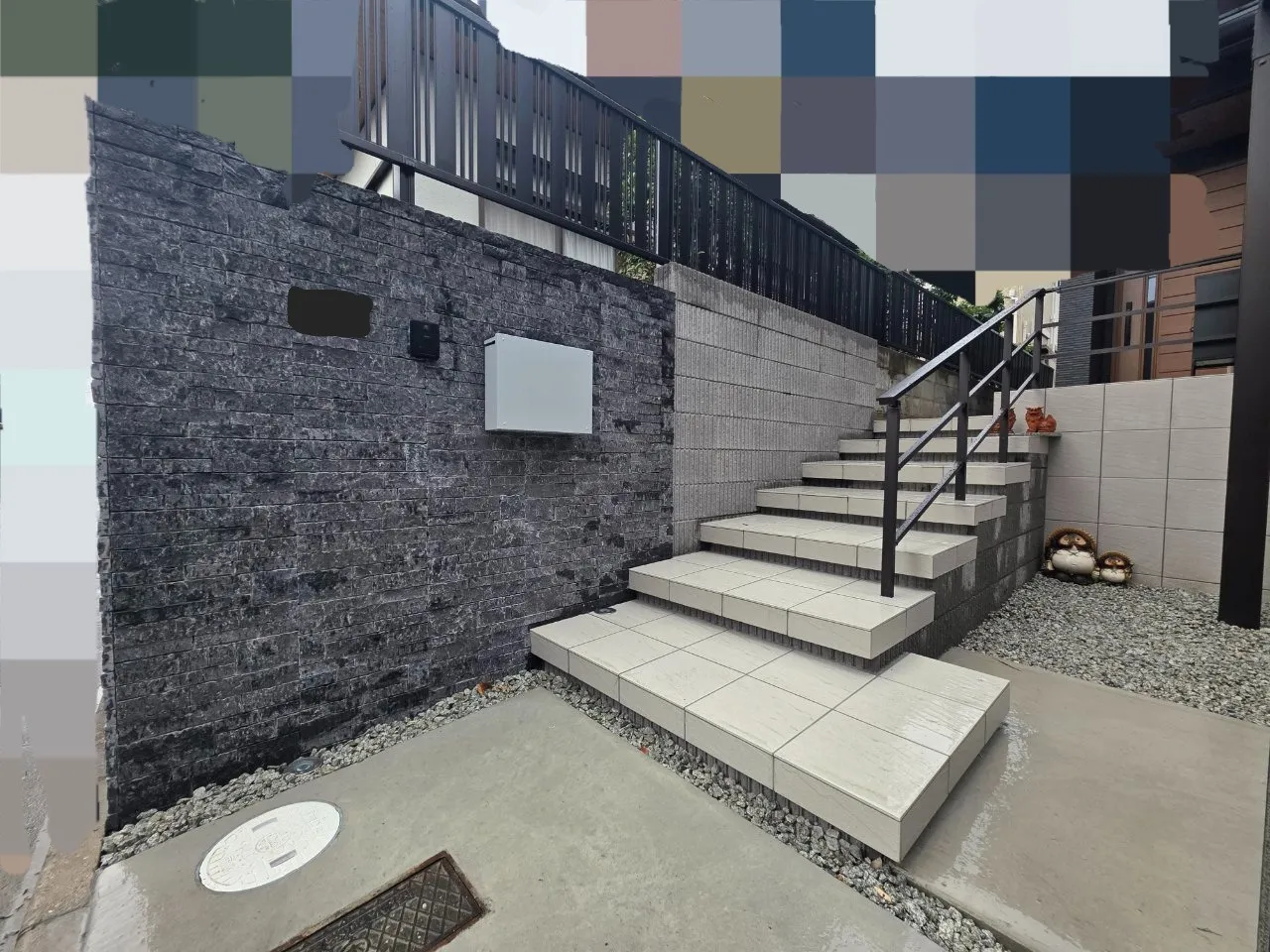 高低差を活かした重厚感のあるエントランス