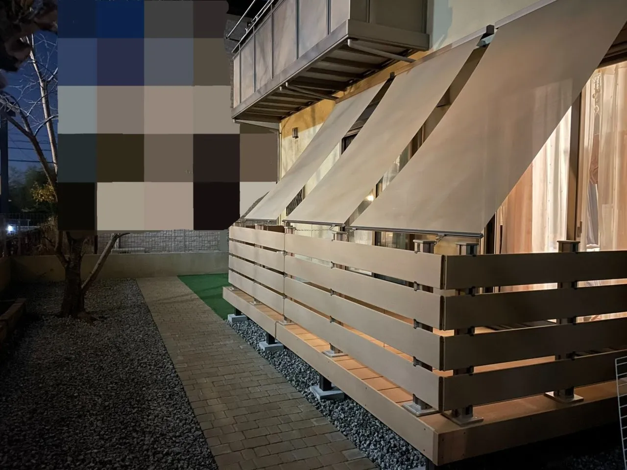 夜の光が映える、やすらぎのウッドデッキテラス