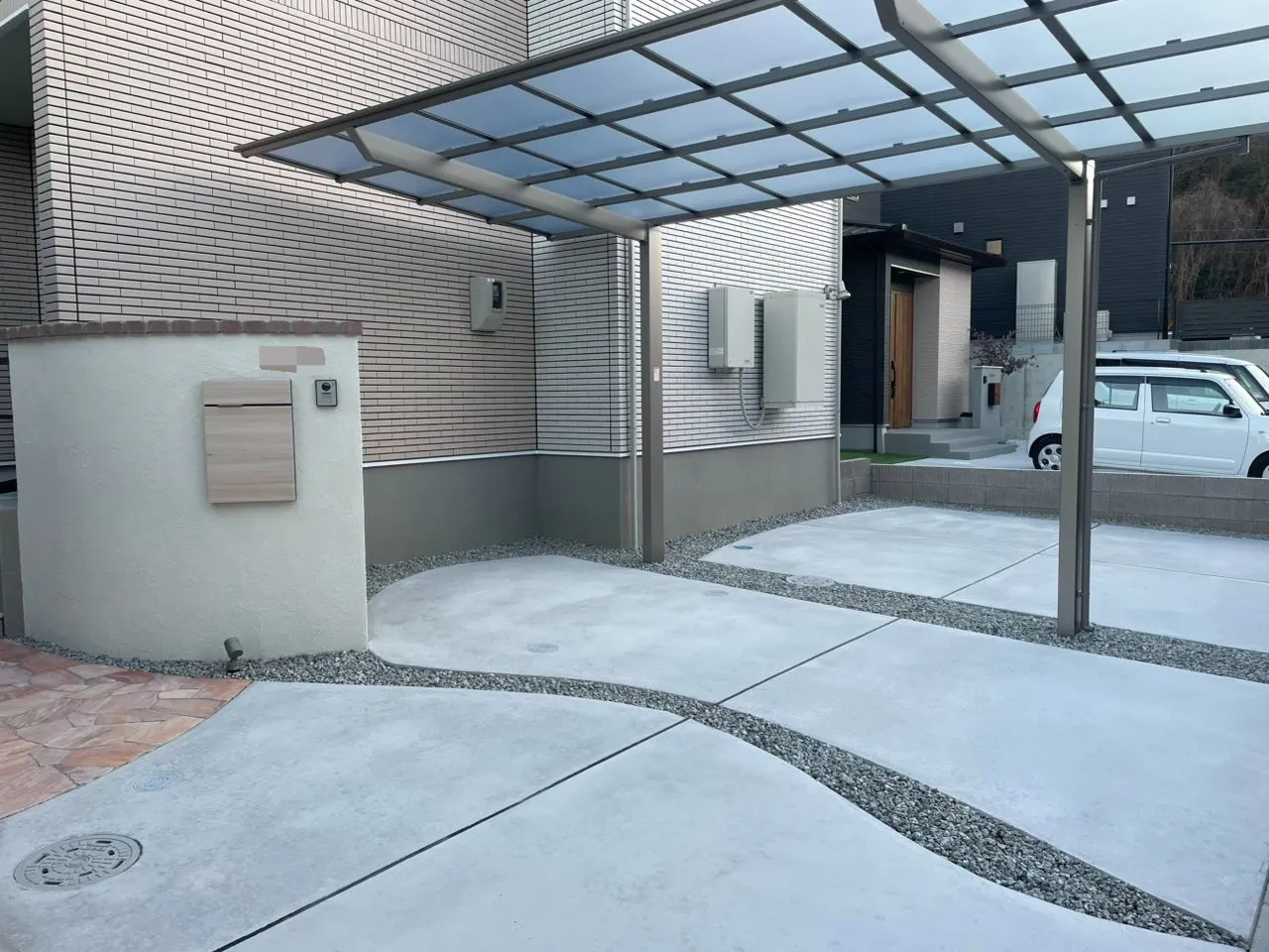 曲線スリットが映える、開放感あるカーポート空間