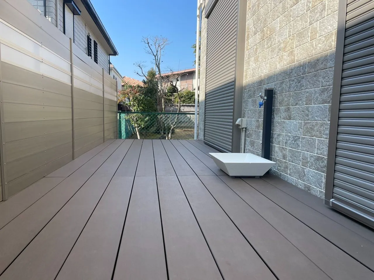 プライベート感を高めた、くつろぎのウッドデッキ空間