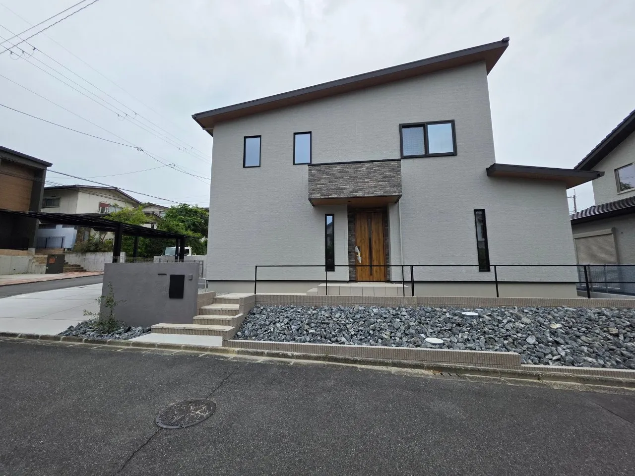 落ち着きと重厚感を兼ね備えたシンプルモダン外構