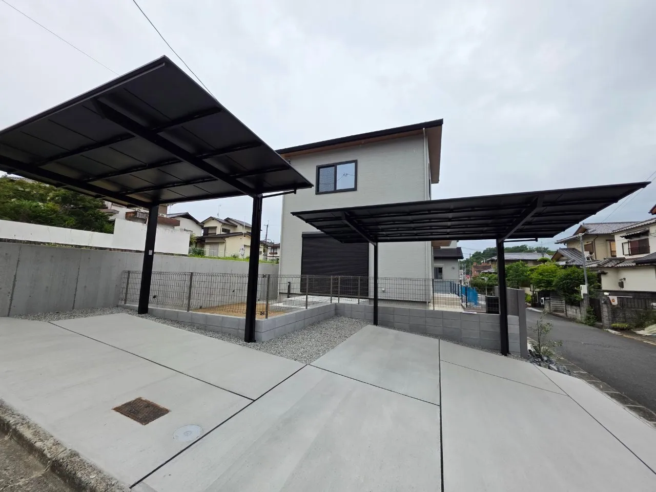 ブラックカーポートが映える開放的なモダンガレージ空間