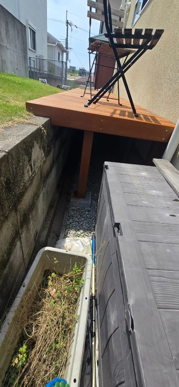 天然木ウリンでつくるウッドデッキ｜傾斜地を活かした贅沢なアウトドア空間