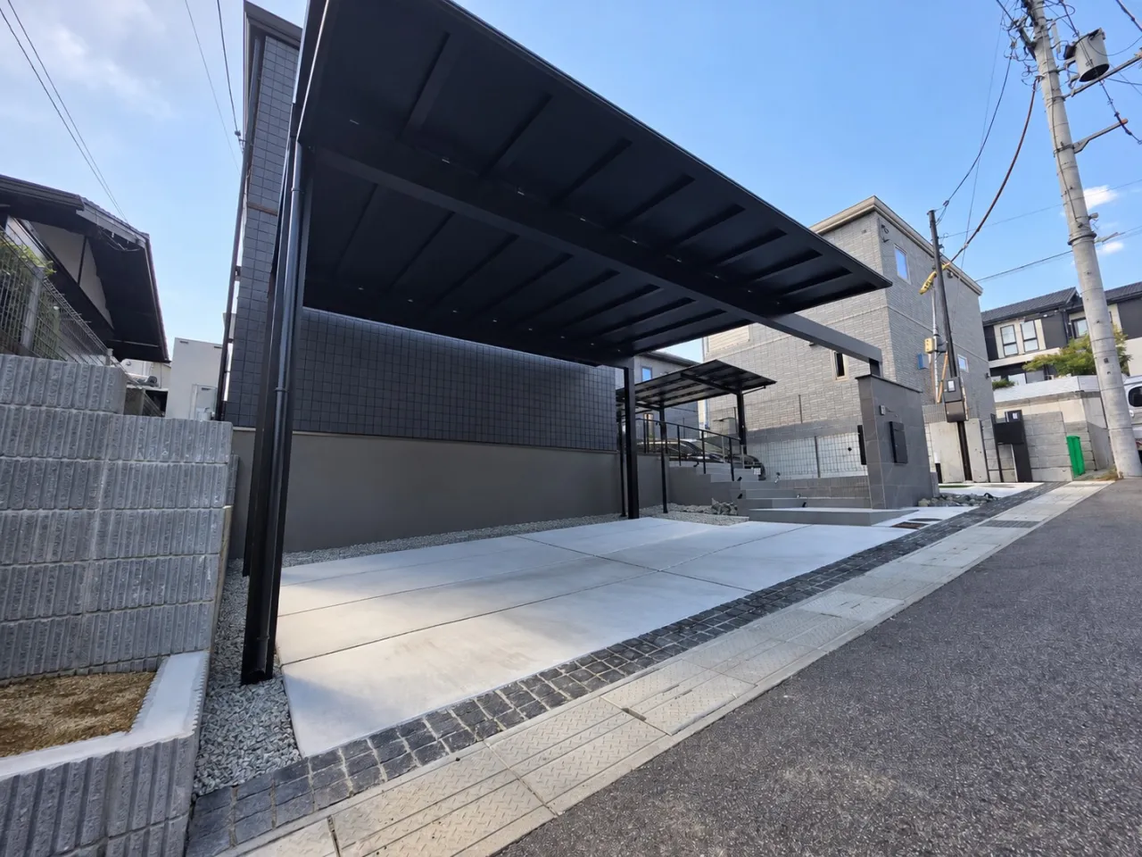 YKK AP「エフルージュ」「プレーンルーフ」を採用したモダン外構|カーポート・タイルテラス施工事例